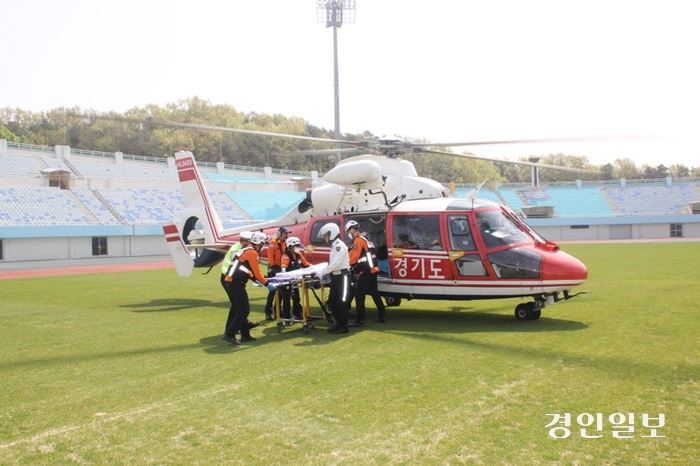 이천경찰서는 지난 19일 보행자 무단횡단 교통사고로 의식이 없는 환자를 이천종합운동장에서 소방헬기를 이용해 상급병원으로 신속 후송하는 FTX(야외기동훈련) 훈련을 실시했다. 2024.4.19 /이천경찰서 제공