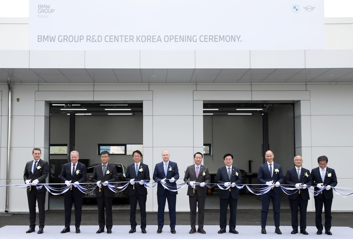 인천경제자유구역청과 BMW그룹코리아는 22일 청라국제도시 IHP 도시첨단산업단지에서 ‘BMW그룹 R&D센터 코리아’ 개소식을 열었다. 유정복 시장을 비롯한 참석자들이 기념촬영을 하고 있다. /인천경제청 제공