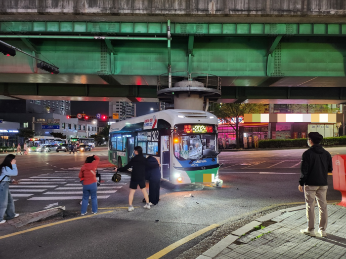 22일 오후 9시45분께 수원 팔달구 우만사거리에서 버스가 고가도로 기둥을 들이받았다.2024.4.22./독자제공