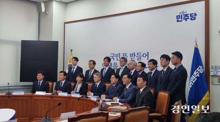 더불어민주당이 22일 당대표 회의실에서 정치검찰 사건조작 특별대책단 출범식을 열고 있다. 2024.04.22 /권순정기자 sj@kyeongin.com