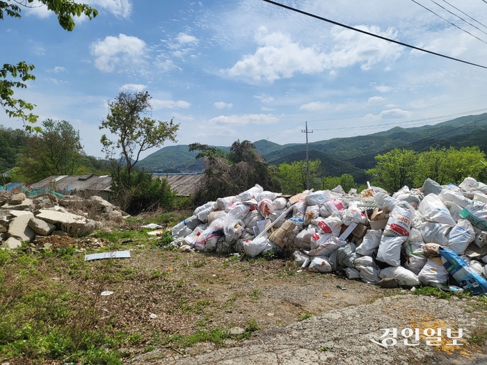 하남시 하산곡동 산 18번지 일원에 식용견 사육장들이 문을 닫고 방치되면서 곳곳에 무단 투기된 불법 건축폐기물이 쌓여 있다. 하남/김종찬기자 chani@kyeongin.com