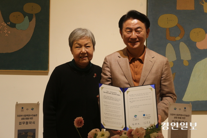 24일 의정부시 호원동에 위치한 백영수미술관에서 김동근 의정부시장과 김명애 백영수미술관장이 기념촬영을 하고 있다. 이날 의정부시와 (재)백영수미술문화재단은 고 백영수 화백의 뜻을 기려 ‘의정부시립백영수미술관’을 건립하는 내용의 업무협약을 체결했다. 2024.4.24 의정부/김도란기자 doran@kyeongin.com