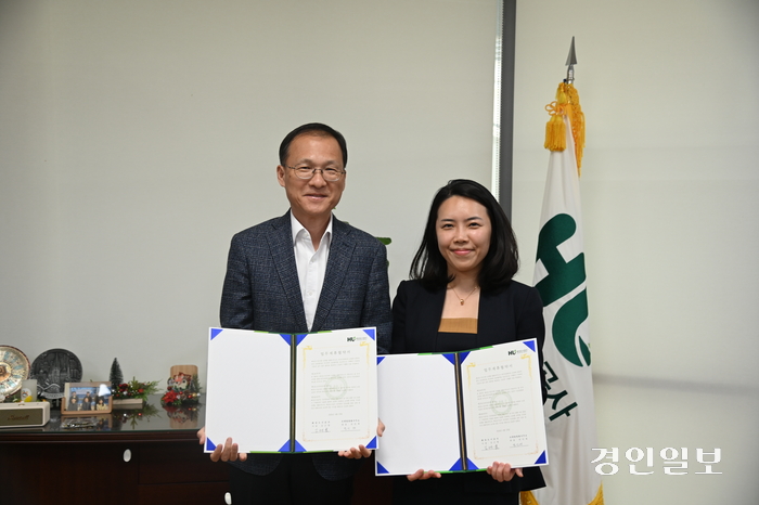 화성도시공사 김근영 사장과 로앤탑 전선애 대표변호사가 업무협약을 맺고 있다. /화성도시공사 제공