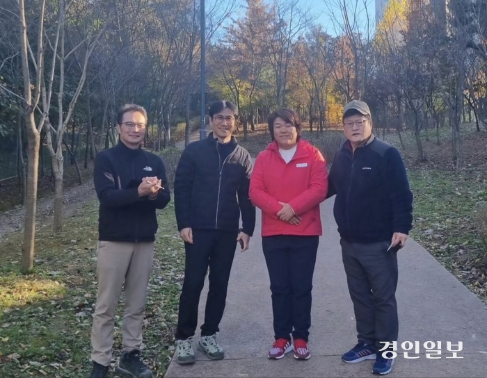 하남시의회 박선미 의원(사진 오른쪽 두번째)이 남한산성세계유산발전시민모임 회원들과 위례연결녹지 6호에 조성될 예정인 하남 위례 맨발산책로를 점검하고 있다./하남시의회 제공