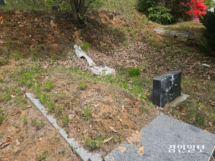 26일 천주교 용인공원묘원 내 무덤 인근에 놓인 성모상이 깨진 채 방치돼있다. 2024.4.26 /김지원기자 zone@kyeongin.com