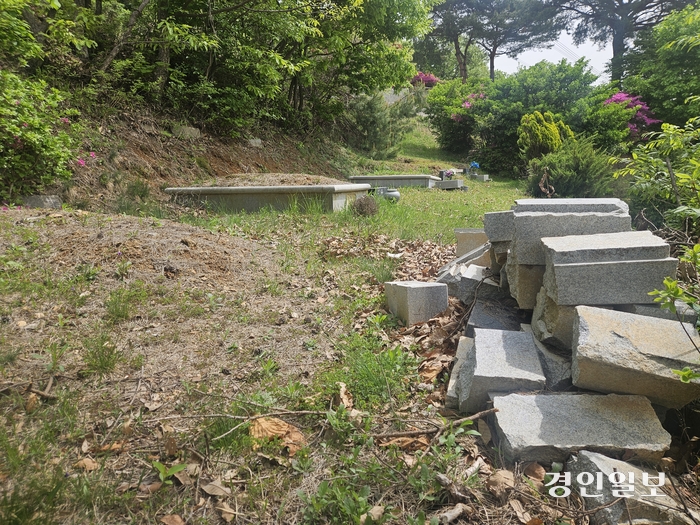 26일 천주교 용인공원묘원 내 매장묘 인근 돌무더기가 쌓여있다. 2024.4.26 /김지원기자 zone@kyeongin.com