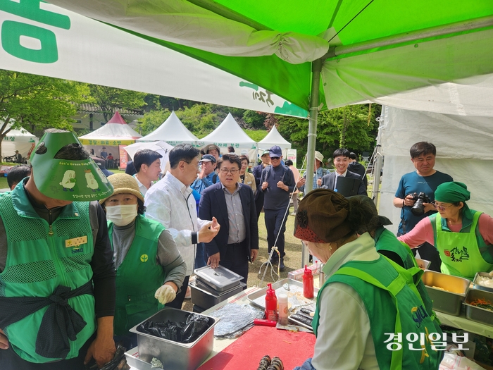 김동구 한강유역환경청장(중앙 오른쪽)과 전진선 양평군수가 26일 양평군 용문산관광단지에서 열린 제14회 양평 산나물축제를 찾아 다회용기 회수 부스를 점검하고 있다./한강청 제공