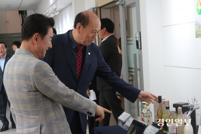 김동근 의정부시장(왼쪽)과 박형덕 동두천시장이 29일 의정부시청에서 열린 지역사랑기부제 상생협약에 앞서 서로의 시·군 답례품을 살펴보고 있다. 2024.4.29 의정부/김도란기자 doran@kyeongin.com