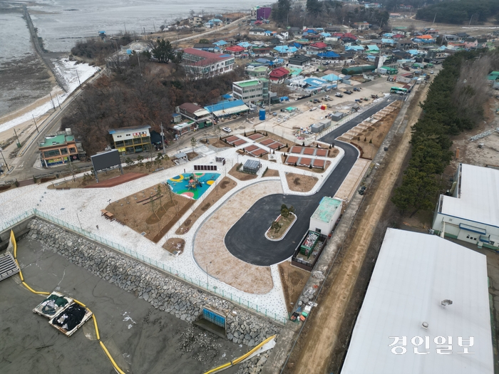 화성시 고온항 어촌뉴딜사업은 국비와 지방비 93억원을 투입됐으며 어항안전시설 정비, 쿠니평화마당 조성, 다목적지원센터 등을 신축한 사업이다.2024.04.29/경기도 제공