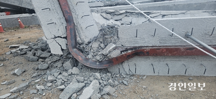 30일 오후 4시31분께 시흥시 월곶동 한 고가도로 조성사업 현장에서 PC 거더 추락 사고가 발생하며 거더 중 일부가 휘어져 있다. 2024.4.30 /김지원기자 zone@kyeongin.com