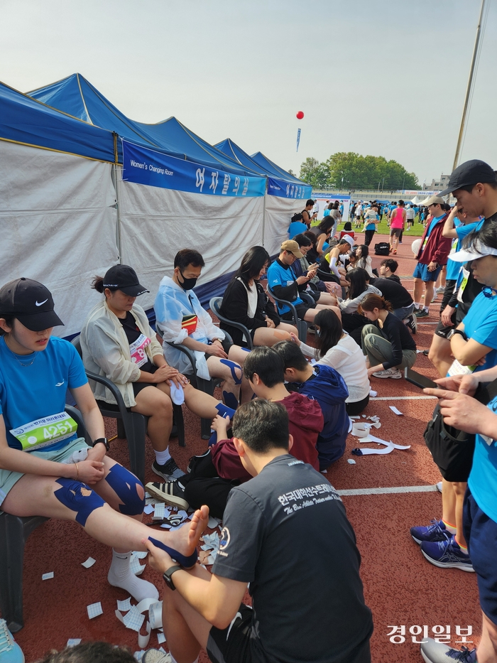 강동대학교 물리치료(학)과 교수 및 학생들이 지난 28일 제18회 반기문 마라톤대회의 의무지원 봉사활동을 벌였다.2024.4.28 /강동대 제공