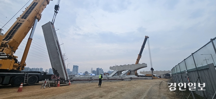 30일 오후 4시31분께 시흥시 월곶동 한 고가도로 조성사업 현장에서 PC 거더 추락 사고가 발생해 관계자들이 현장을 수습하고 있다. 2024.4.30 /김지원기자 zone@kyeongin.com