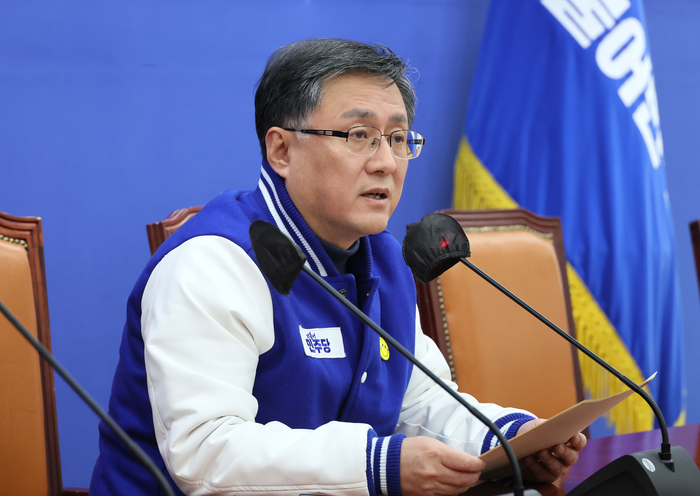 더불어민주당 김성환 전략공관위원이 12일 국회에서 더불어민주당 비례후보 추천 선발 결과를 브리핑하고 있다. 2024.3.12 / 연합뉴스