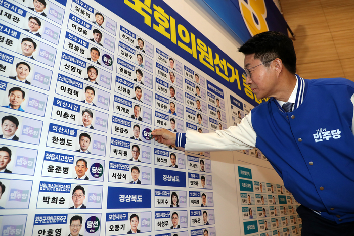 더불어민주당 조정식 사무총장이 10일 국회 의원회관 제22대 국회의원선거 상황실에서 당선 의원의 이름 옆에 스티커를 붙이고 있다. 2024.4.10 / 연합뉴스
