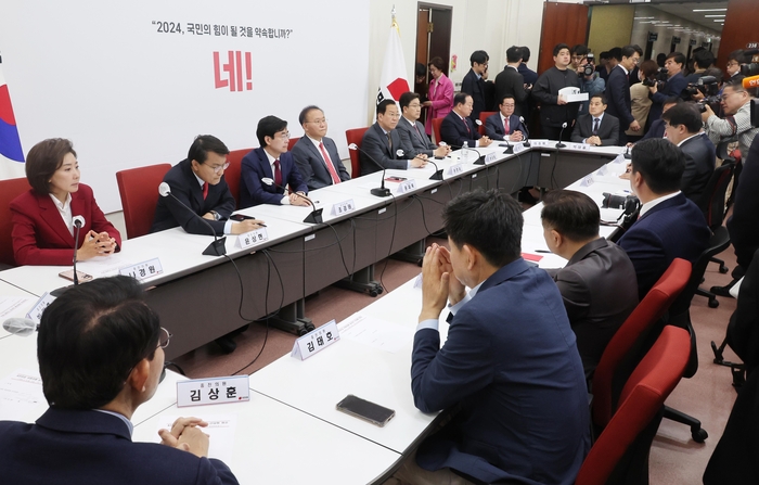 국민의힘 윤재옥 원내대표 겸 당대표 권한대행이 15일 국회에서 4선 이상 중진 당선인들과 간담회를 하고 있다. 2024.4.15 /연합뉴스