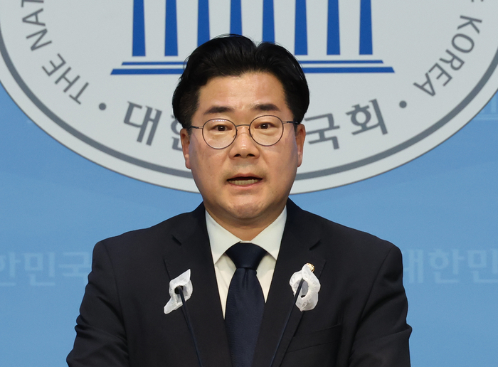 더불어민주당 박찬대 의원이 21일 국회에서 원내대표 출마 선언 기자회견을 하고 있다. 2024.4.21 / 연합뉴스