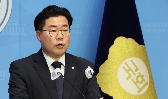더불어민주당 박찬대 의원이 21일 국회에서 원내대표 출마 선언 기자회견을 하고 있다. 2024.4.21 / 연합뉴스