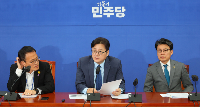더불어민주당 홍익표 원내대표가 23일 오전 서울 국회에서 열린 원내대책회의에서 발언하고 있다. 2024.4.23 / 연합뉴스