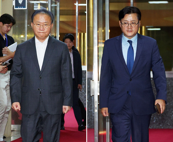 국민의힘 윤재옥 원내대표 겸 당 대표 권한대행(왼쪽 사진)과 더불어민주당 홍익표 원내대표가 23일 국회의장 주재 여야 원내대표 회동을 위해 의장실로 향하고 있다. 2024.4.23 /연합뉴스