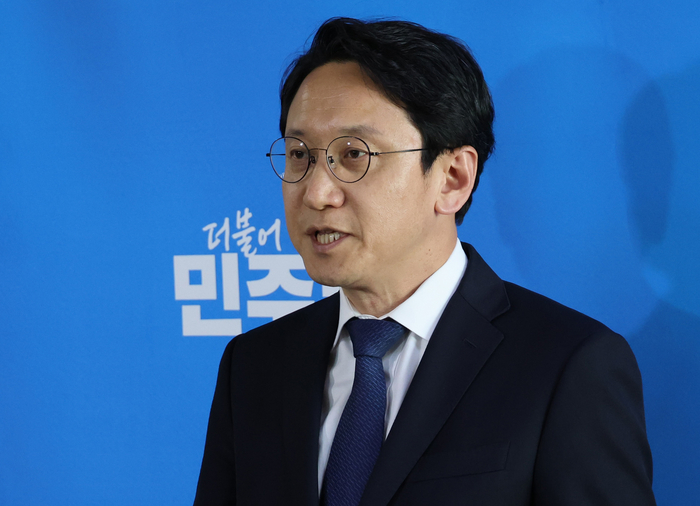 더불어민주당 천준호 당대표 비서실장이 26일 국회에서 윤석열 대통령과 이재명 대표의 양자회담 일정을 발표하고 있다. 2024.4.26 /연합뉴스