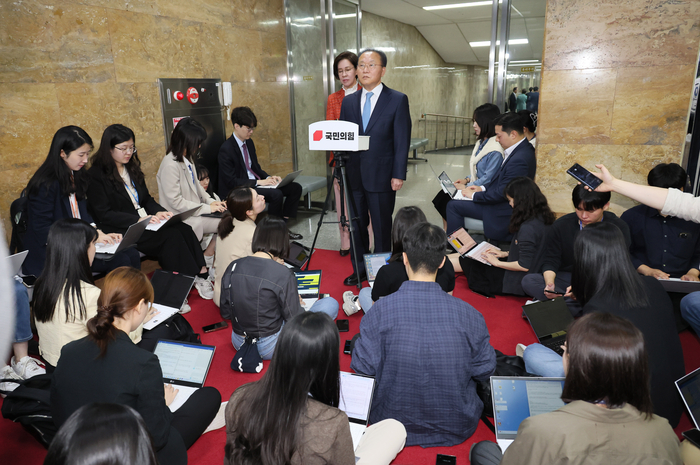 국민의힘 윤재옥 원내대표 겸 당 대표 권한대행이 29일 국회에서 제22대 국회의원 당선자 총회를 마친 뒤 취재진의 질문에 답하고 있다. 2024.4.29 /연합뉴스