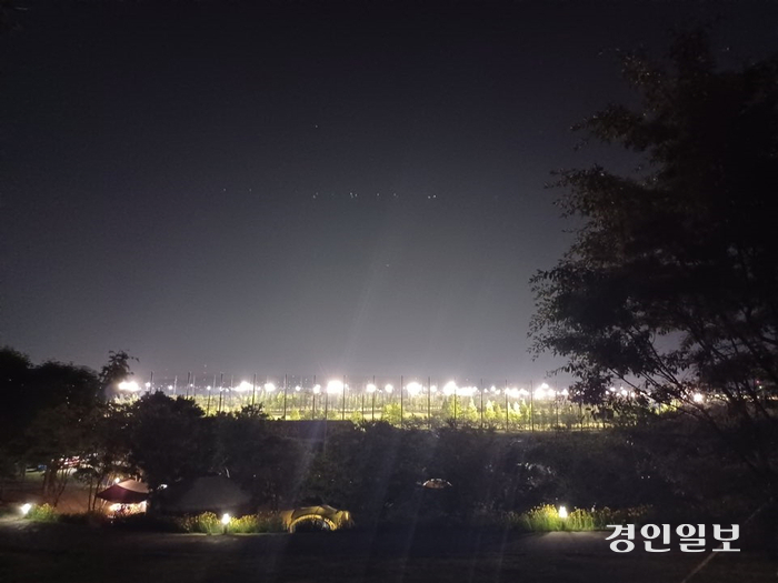 더운 날씨가 일찍 다가오면서 수도권 지역 내 야간 골프장이 개장했지만 빛공해와 소음, 타구 사고 위험 등이 노출돼 있어 이에 대한 안전 조치가 우선돼야 한다는 지적이다. 사진은 기사와 관련 없음. /경인일보DB