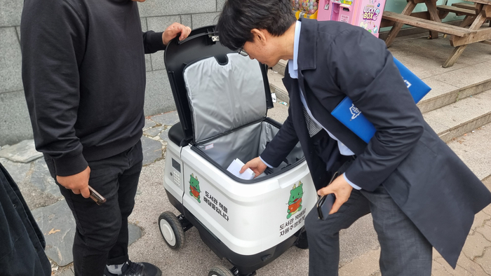 용인시가 선보인 자율주행로봇을 활용한 책 배달 서비스. 2024.5.1 /용인시 제공