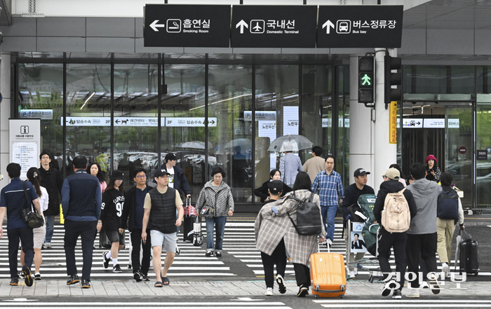 어린이날 연휴 마지막날인 6일 오후 김포국제공항 국내선 도착 플랫폼이 귀경객들로 붐비고 있다. 전날 전국에 내린 비와 강풍으로 제주를 오가는 항공기가 무더기로 결항됐으나 6일 기상 특보가 모두 해제되면서 항공기 운항이 정상화됐다. 2024.5.6 /이지훈기자 jhlee@kyeongin.com