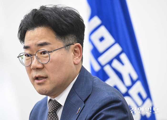박찬대 더불어민주당 원내대표가 8일 오후 국회의사당 원내대표실에서 경인일보와 인터뷰 하고 있다. 2024.5.8 /이지훈기자 jhlee@kyeongin.com