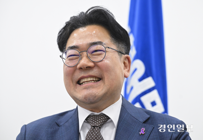 박찬대 더불어민주당 원내대표가 8일 오후 국회의사당 원내대표실에서 경인일보와 인터뷰 하고 있다. 2024.5.8 /이지훈기자 jhlee@kyeongin.com