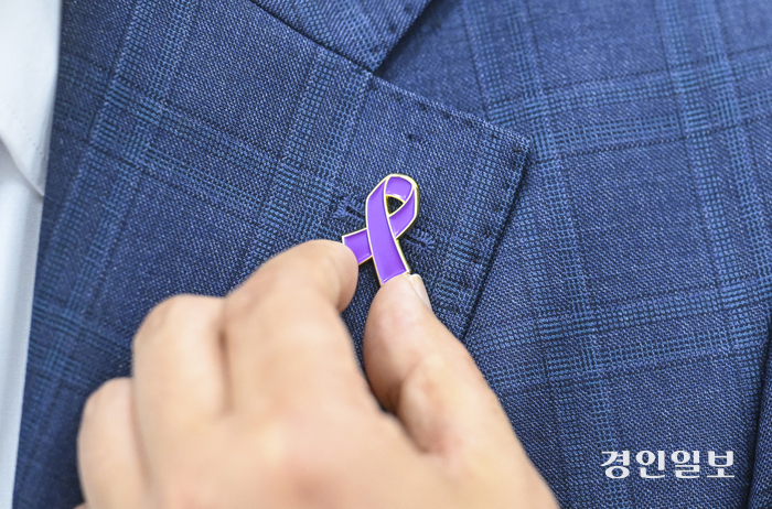 제1야당 더불어민주당의 새로운 교섭단체 대표가 된 박찬대 원내대표가 8일 오후 국회 본청 원내대표실에서 진행된 인터뷰에 이태원참사 배지를 부착하고 나왔다. 강단있는 원내대표를 표방하고 있지만, 내심 여야 합의에 대한 기대가 깔려 있었다. 2024.5.8 /이지훈기자 jhlee@kyeongin.com