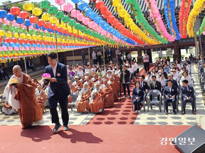 용주사에서 열린 당선자 축하법회에 참석한 개혁신당 이준석 대표가 스님과 함께 헌등하고 있다. 2024.5.9 화성/김학석기자 marskim@kyeongin.com