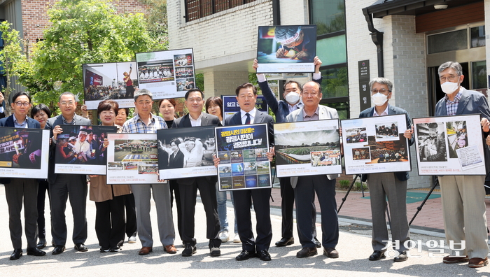 9일 ‘구로 차량기지 광명이전 사업 백지화’ 1주년 기념행사가 광명시 밤일마을 경로당에서 열렸다. 이날 행사에는 박승원 시장과 박철희 전 밤일마을 비상대책위원장, 밤일마을 주민 등 50여 명이 참석한 가운데 진행됐으며 차량기지 이전을 둘러싼 18년 간의 시민 활동 경과를 공유하는 영상 상영회와 사진전이 열렸다. 2024.5.9 /광명시 제공