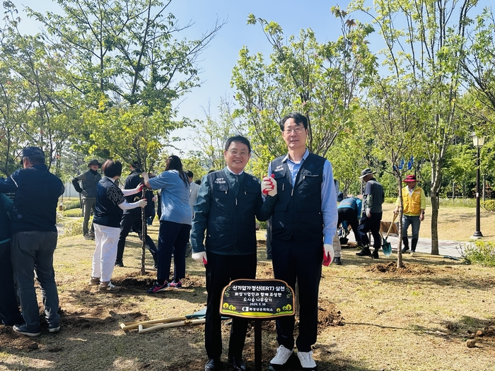 정명근 화성시장(오른쪽)과 안상교 화성상공회의소 회장이 10일 봉담 삼봉공원에서 나무를 심고 기념촬영하고 있다. 2024.5.10 /화성상공회의소 제공