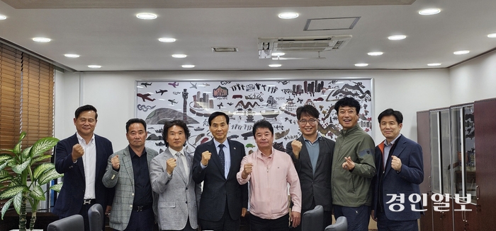 지난 7일 인천시 황효진 정무부시장과 북세통 회원들이 간담회를 갖고 광명중 후원활동에 대한 의견을 나눴다. /이종식 건축사 제공