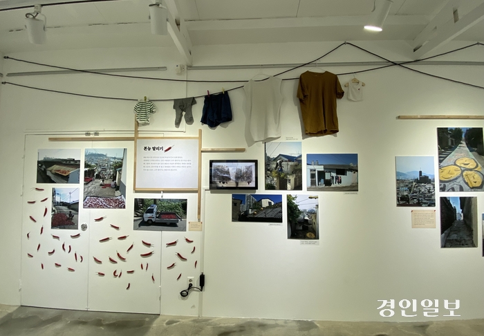 우리미술관 사진전 ‘막; 다른 골목’ 전시장 모습. 2024.5.8 /박경호기자 pkhh@kyeongin.com