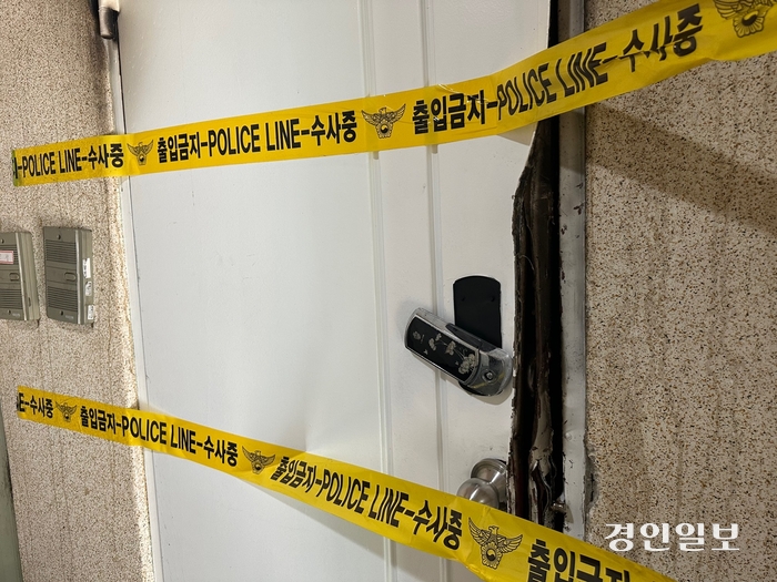 14일 오전 2시께 군포 당동의 한 다가구주택 1층에서 불이 났다. 2024.5.14 /목은수기자 wood@kyeongin.com