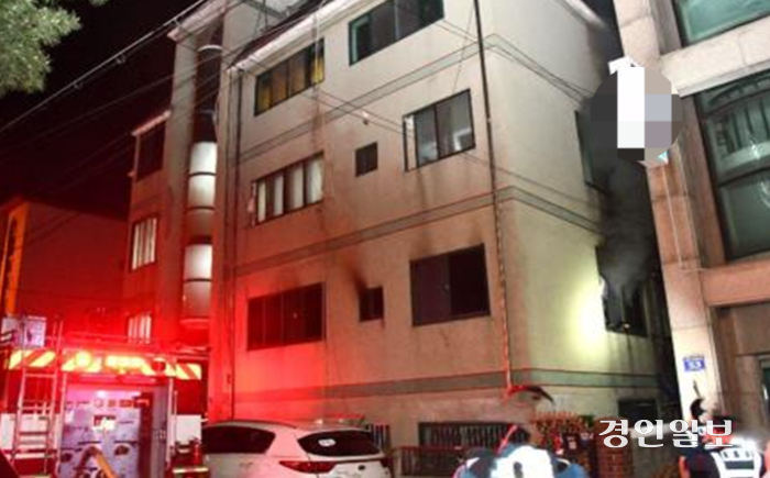 14일 오전 2시께 군포시의 한 다가구주택에서 불이 나 1명이 사망하고 1명이 중상을 입었다. 2024.5.14 /경기도소방재난본부 제공