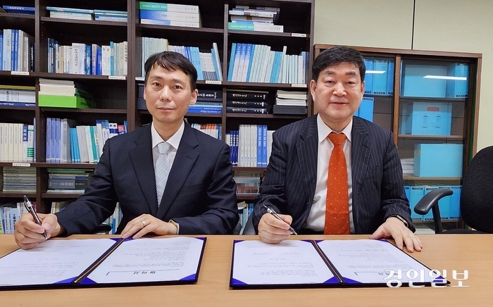 (사)한국구매조달학회와 한국언론정보기술협회가 14일 업무협약을 체결했다. 왼쪽이 정순한 언론정보기술협회장, 오른쪽이 문형남 구매조달학회장. 20