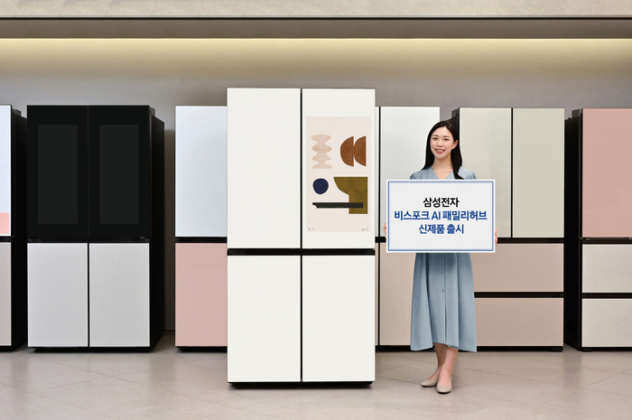 삼성전자 모델이 ‘비스포크 AI 패밀리허브’ 신제품을 소개하고 있다./삼성전자 제공