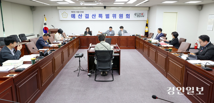 시흥시의회 예산결산위원회가 제1회 추경안 심사에 들어가 예산안을 적정성을 논의하고 있다. 2024.5.17 /시흥시의회 제공