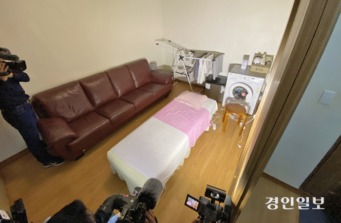 인천에 있는 한 교회에서 여고생의 몸에 멍이 든 채 발견돼 병원으로 옮겨졌으나 결국 숨지고 이를 조사 중인 경찰은 아동학대 혐의로 해당 교회 신도를 붙잡아 조사중인 16일 오후 해당교회에서 공개한 숙소를 기자들이 취재하고 있다. 2024.5.16 /조재현기자 jhc@kyeongin.com