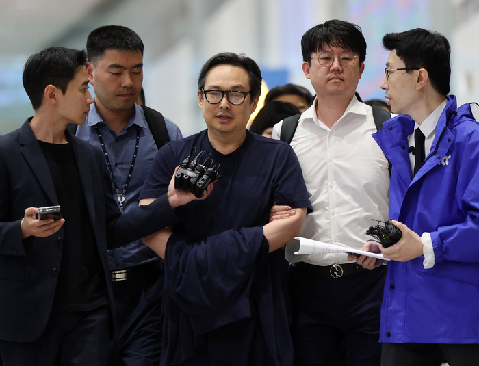 유병언 전 세모그룹 회장의 차남 유혁기 씨가 세월호 참사 발생 9년 만에 인천국제공항을 통해 입국, 인천지검으로 압송되고 있는 모습. /연합뉴스