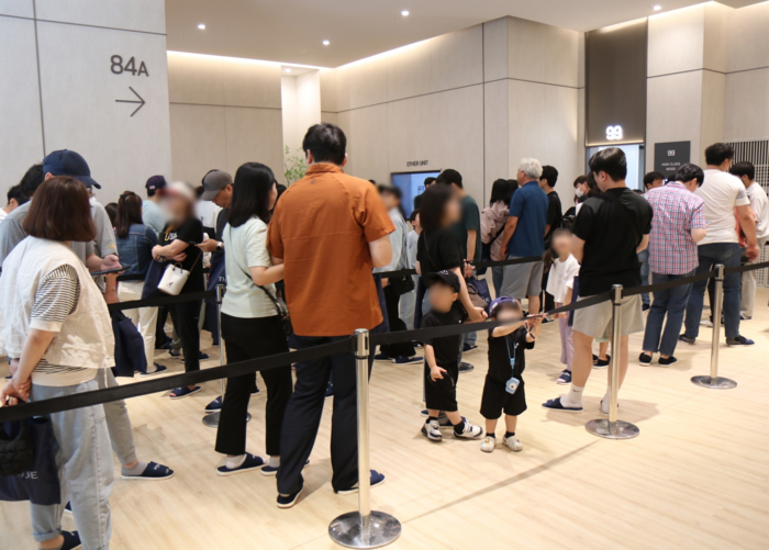 수요자들이 오산세교 한신더휴 견본주택 내부를 구경하고 있다./한신공영㈜