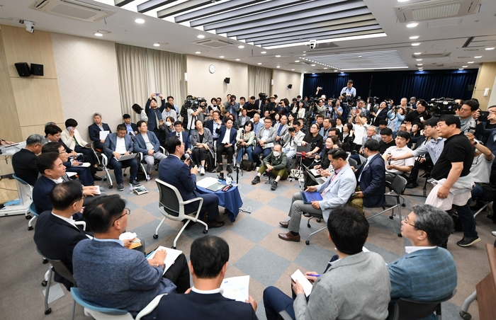 정명근 화성시장이 취임 700일을 맞아 22일 시청 회의실에서 언론인과 대화를 갖고 있다/화성시 제공