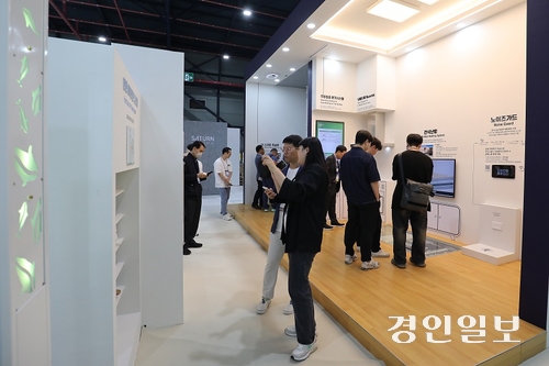 22일 서울 강남구 SETEC(세텍)에서 개최된 ‘2024 대한민국 기계설비전시회’ ‘LH 설비기술 특별관’에서 방문객들이 전시현장을 둘러보고 있다. 2024.5.22 /LH 제공