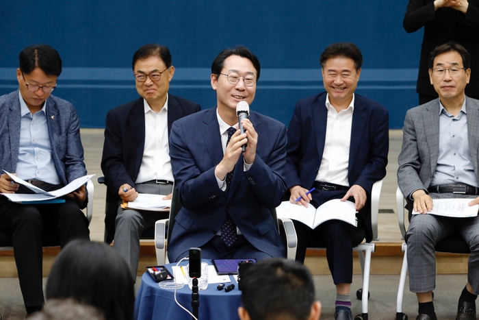 정명근 화성시장이 22일 시청상황실에서 언론인과의 대화를 갖고 있다./화성시 제공