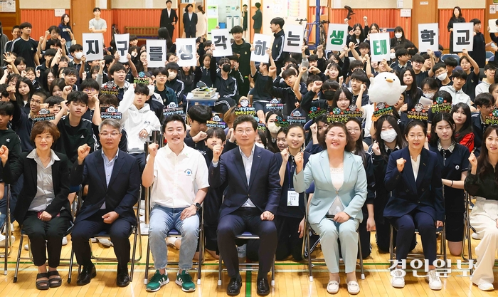 이상일 용인시장이 지난 22일 기흥구 영덕동 흥덕중학교에서 ‘기후 위기 대응과 남극 이야기’를 주제로 환경 특강을 했다. 2024.5.22 /용인시 제공