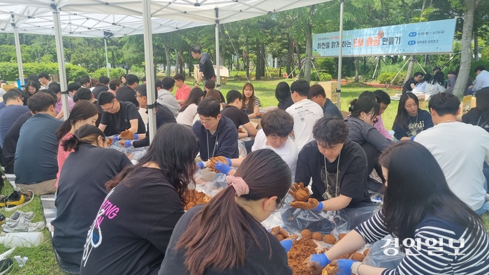 LGD 임직원들이 최근 세계 환경의날 파주 공릉천에 투척할 EM 흙공 8천여개를 만들었다. /LGD 제공
