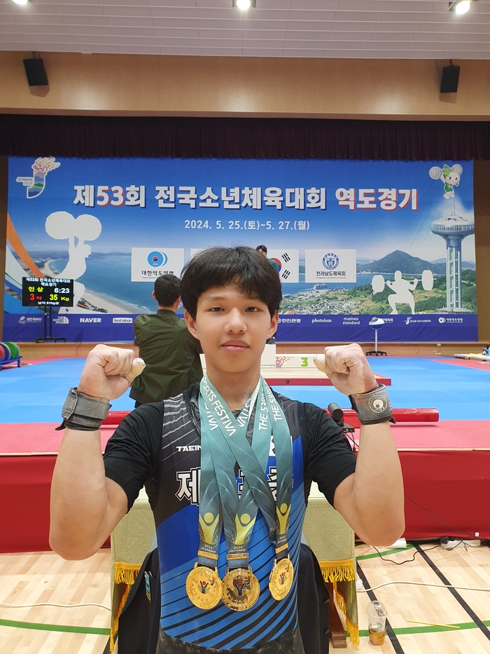 26일 전남 완도농어민체육센터에서 열린 제53회 전국소년체육대회 역도 남자15세이하부 55kg급에서 3관왕에 오른 송유천(제물포중)이 시상식 후 기념 촬영을 하고 있다. /인천시체육회 제공